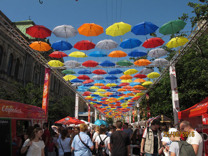 Аллея парящих зонтиков в Соляном переулке